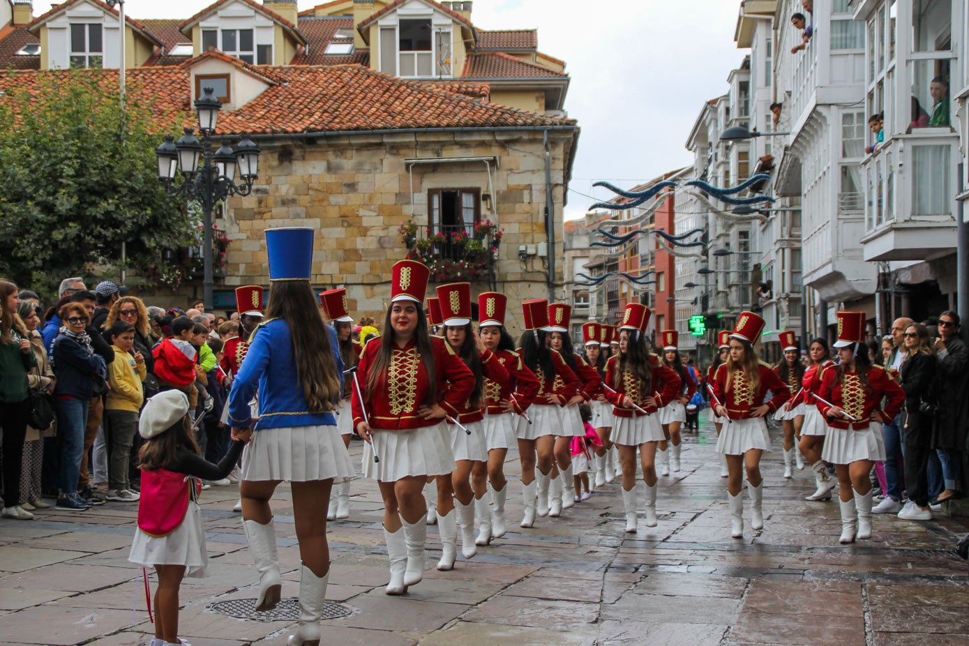 Las Majorettes encabezaban parte del desfile seguidas por sus cornetas y tambores.