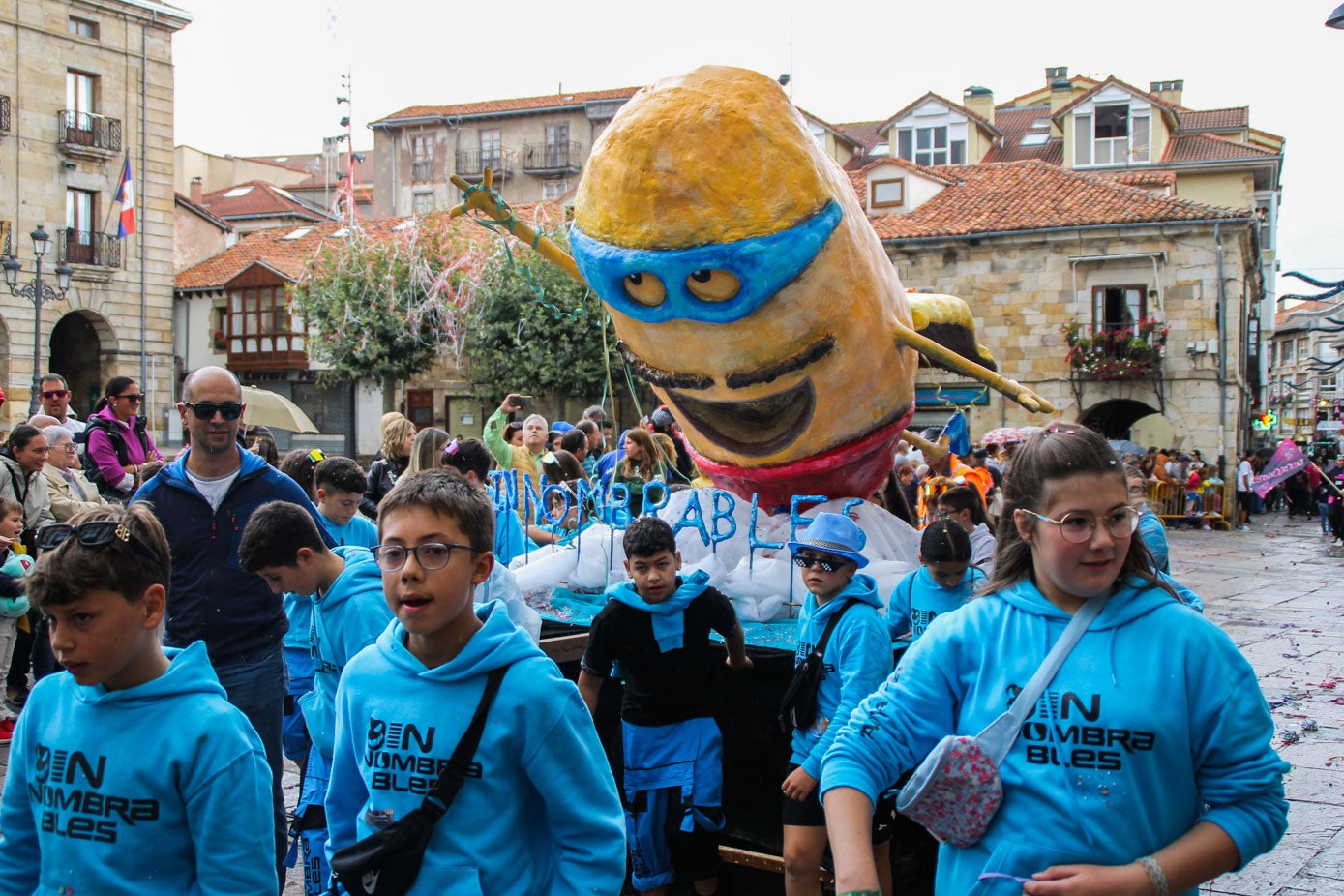 El carro de la peña Innombrables, con 'Potato' sobre la plataforma.