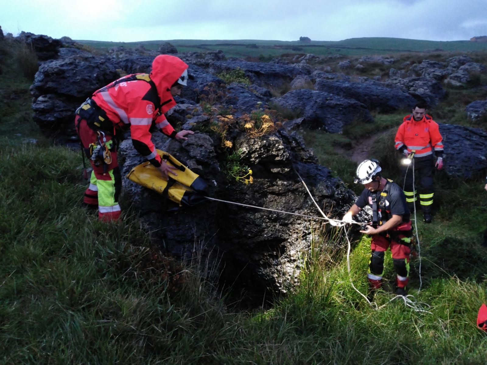 Los bomberos del 112 rescatan a un perro caído en una torca de tres metros y medio en Bareyo