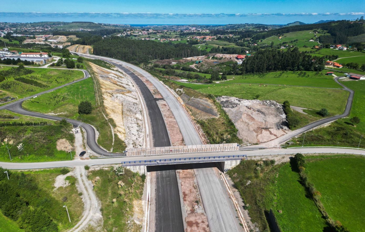 El ministro de Transportes Óscar Puentes excusó el retraso en julio durante su visita a las obras por la «complejidad técnica» del proyecto.