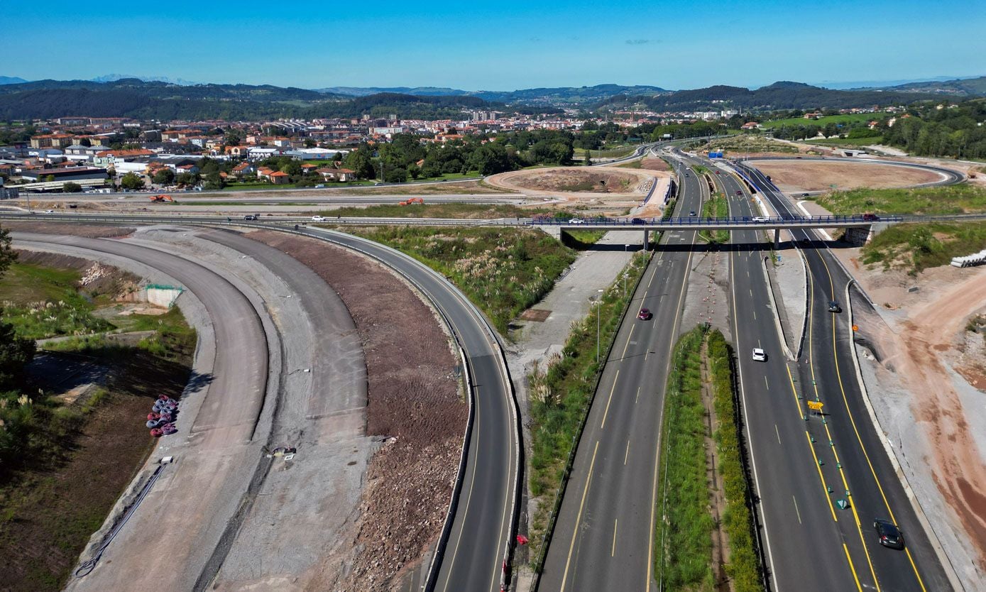 Los carilles de incorporación ya se vislumbran antes de su asfaltado.