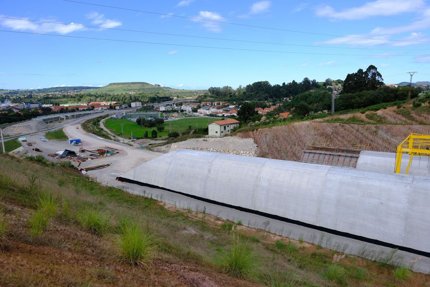 Los dos túneles, en su vertiente norte, desembocan con la A-67 a la altura de Rinconeda (Polanco).