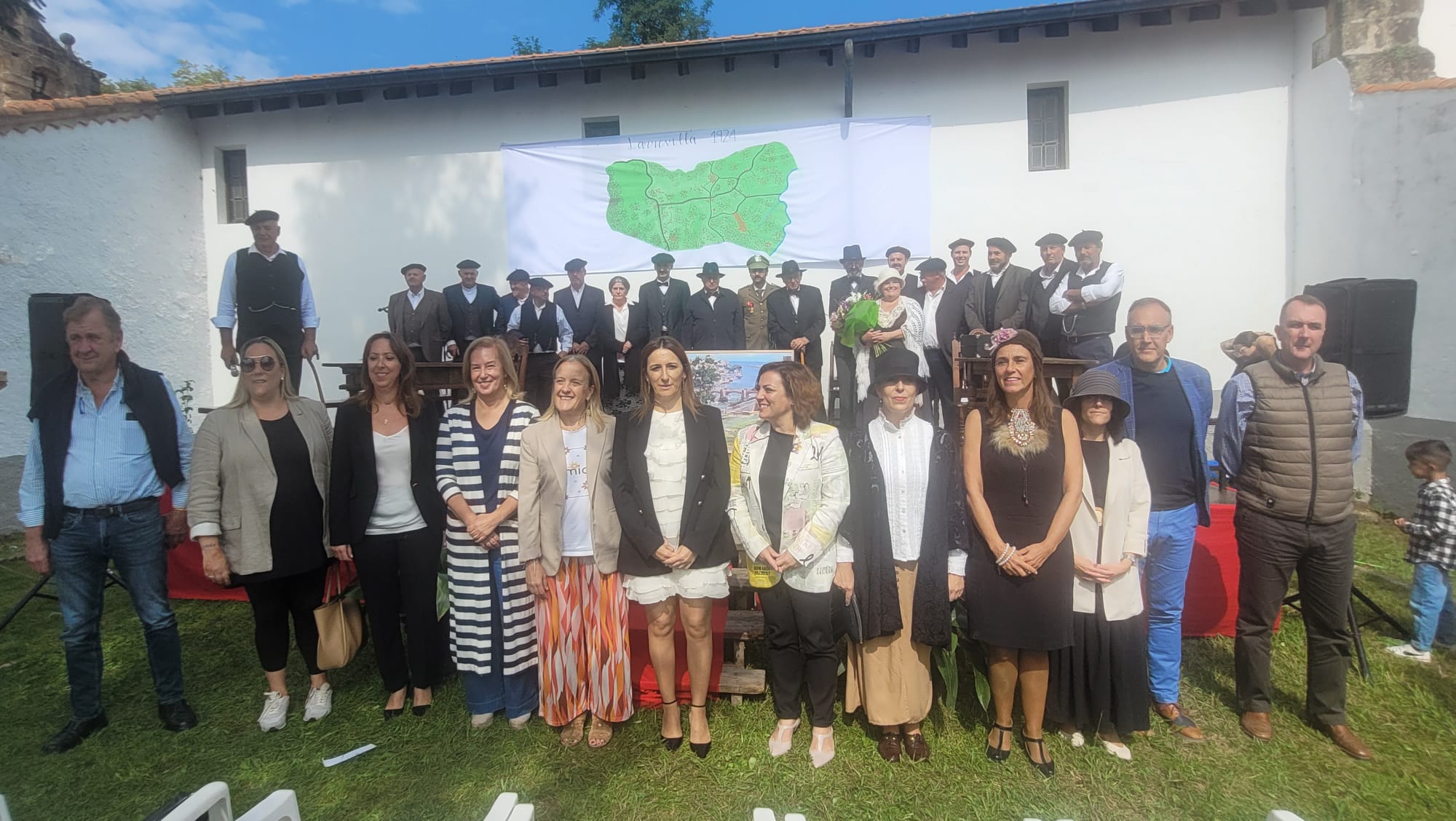 Participantes en la recreación junto a las autoridades.