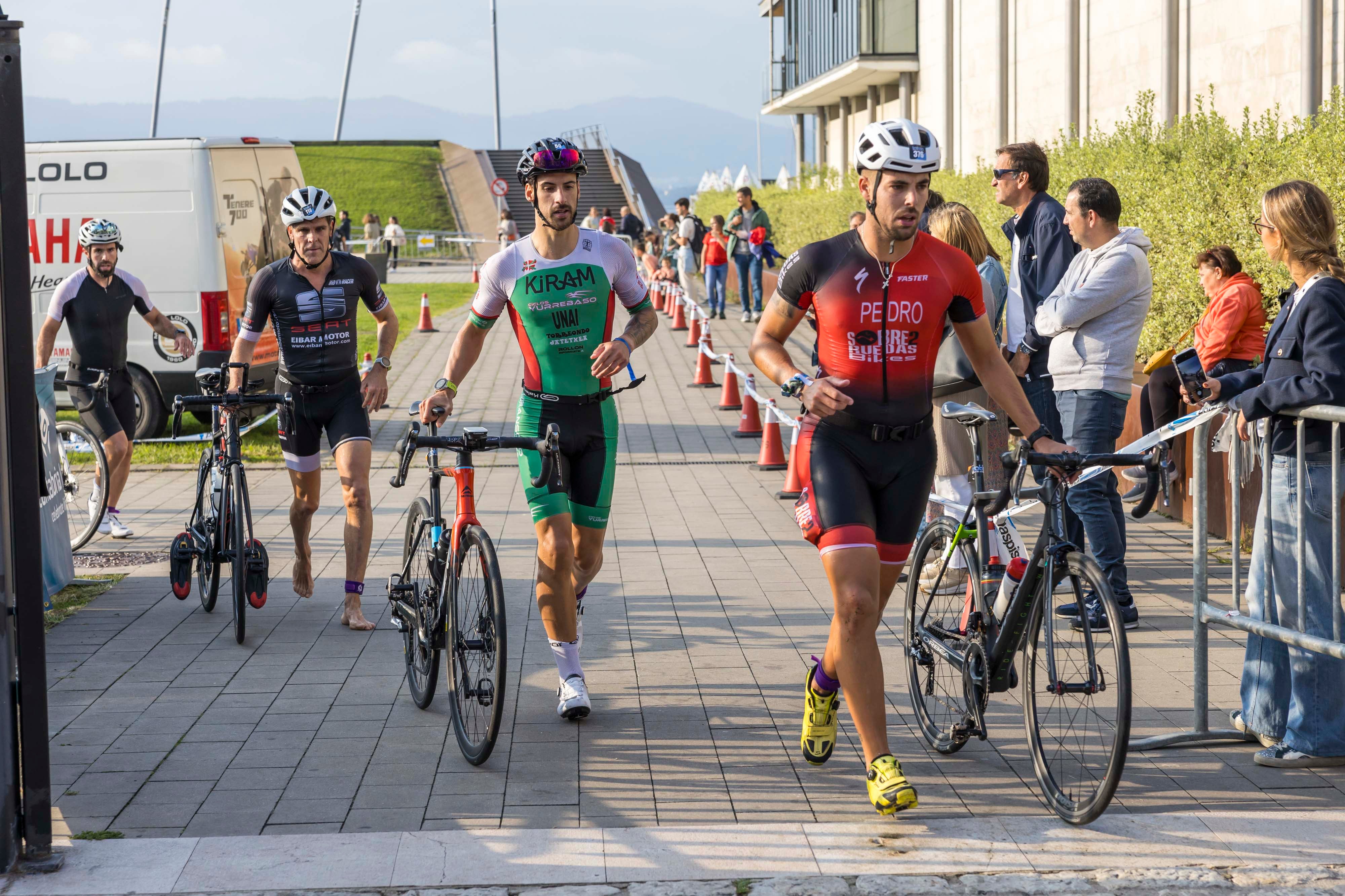 Los corredores se preparan para en la zona mecánica para que los atletas puedan realizar ajustes de última hora en sus bicicletas