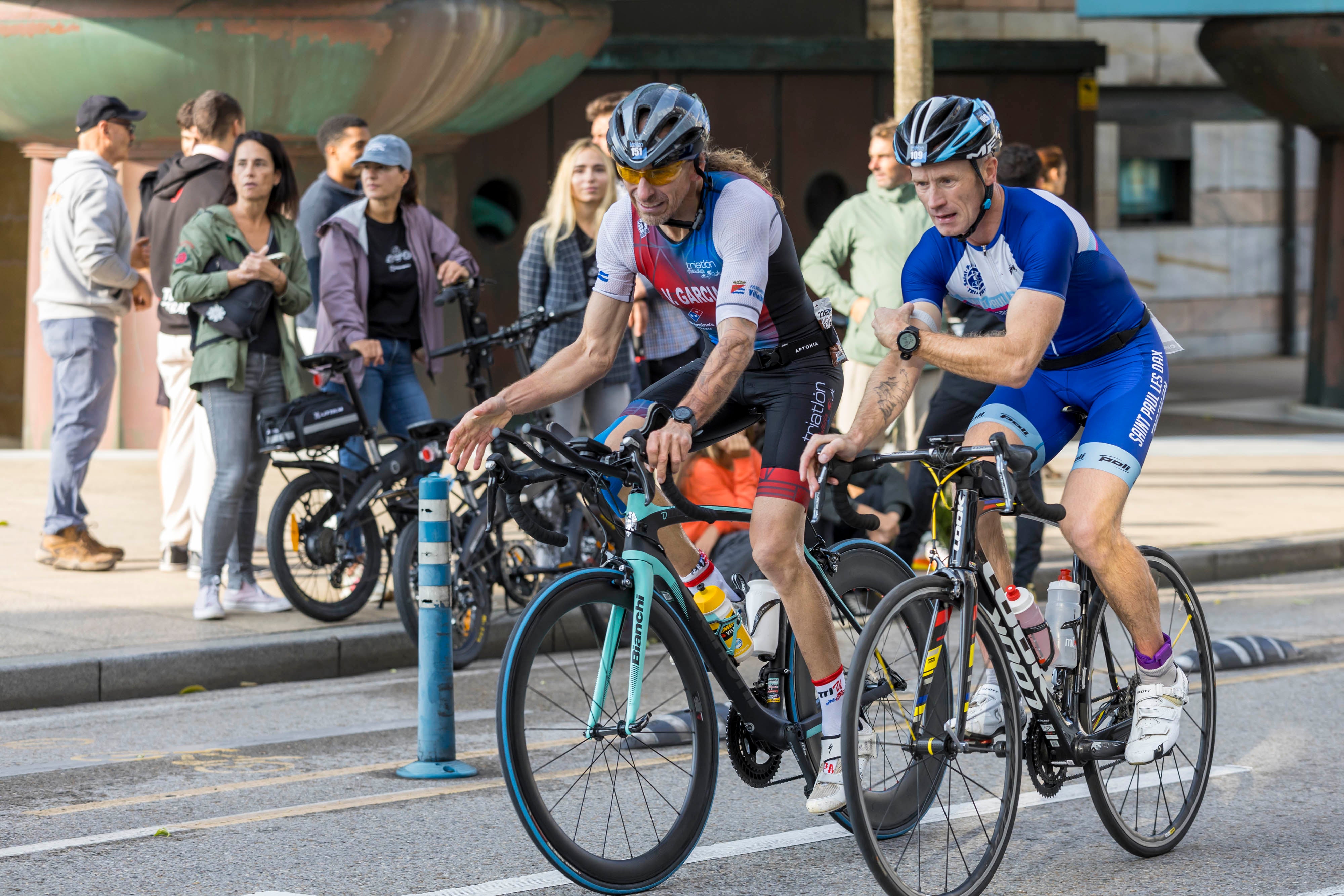 Dos de los participantes durante la prueba ciclista