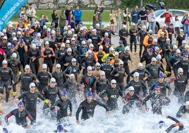 Los participantes del Triatlón Ciudad de Santander, en la prueba esta mañana