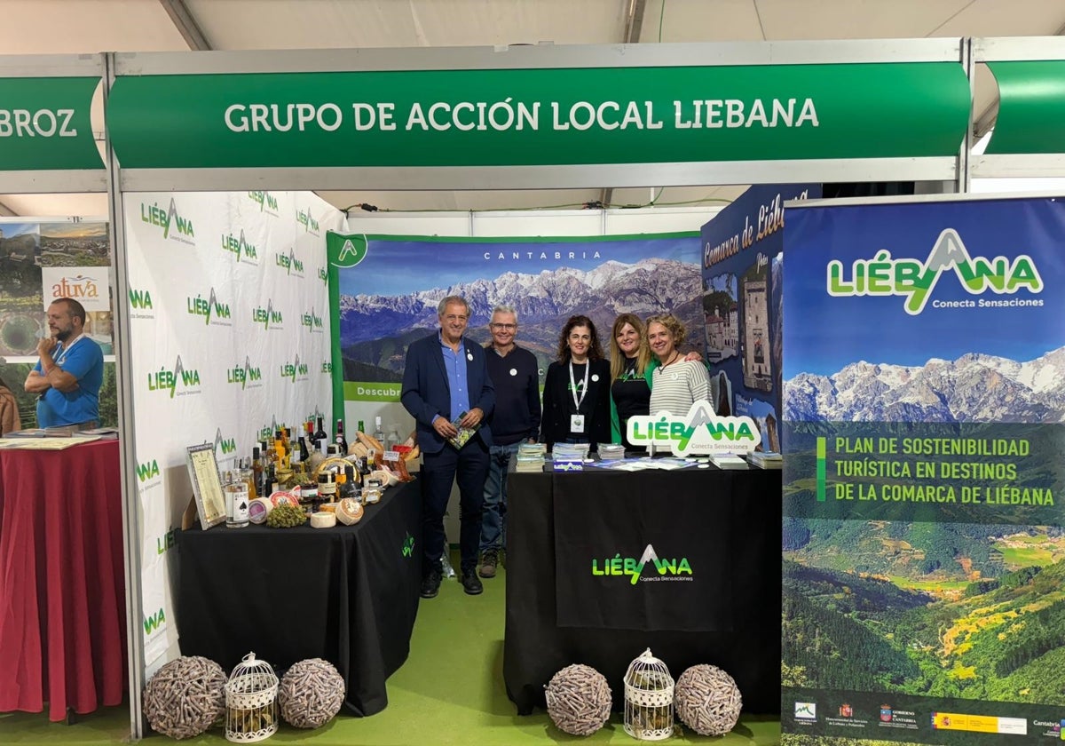 Jesús Cuevas, Ricardo Blanco, Marta García, Irene Díaz y Amanda Guzmán en el stand del Grupo de Acción Local Liébana