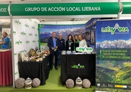 Jesús Cuevas, Ricardo Blanco, Marta García, Irene Díaz y Amanda Guzmán en el stand del Grupo de Acción Local Liébana