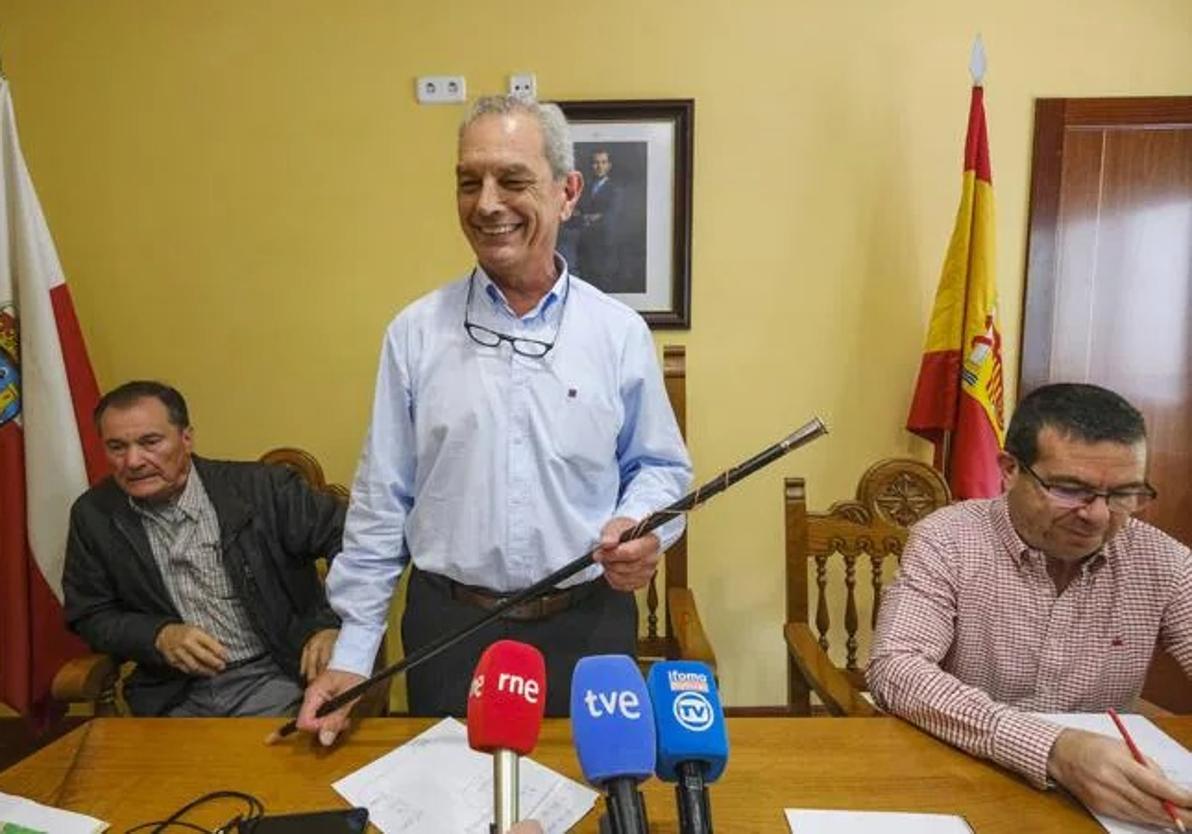 El alcalde sostiene el bastón de mando junto a Miguel Ángel González