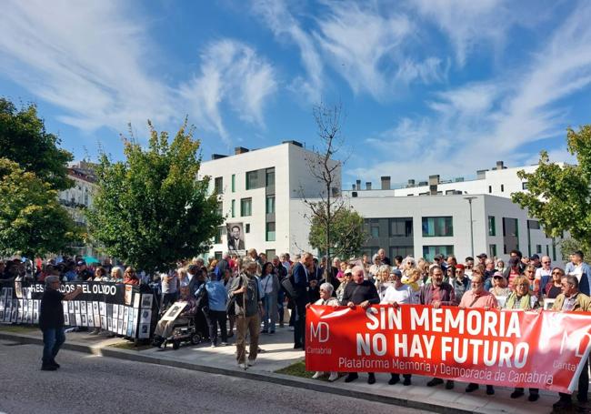 Concentración a las puertas del Parlamento con integrantes de la plataforma Memoria y Democracia, PSOE y PRC, sindicatos y colectivos sociales de la región