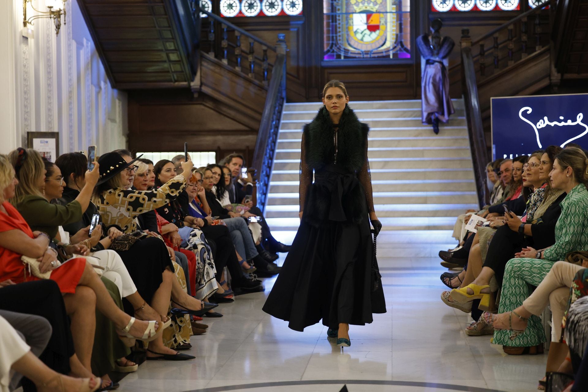 Abbie Potter con diseño de 'Peletería Gabriel', en cuyo desfile en representación de Aragón como comunidad invitada participaron también varias empresas emblemáticas del comercio centenario de la capital aragonesa, como 'Lencería La Peña' fundada en 1898, la casa de mantones de Manila 'La Parisien' (1911), 'Sanci' (1943), 'Calzados Carrilé' (1964) y la sombrerería artesanal ('Celeste y Cía'). 