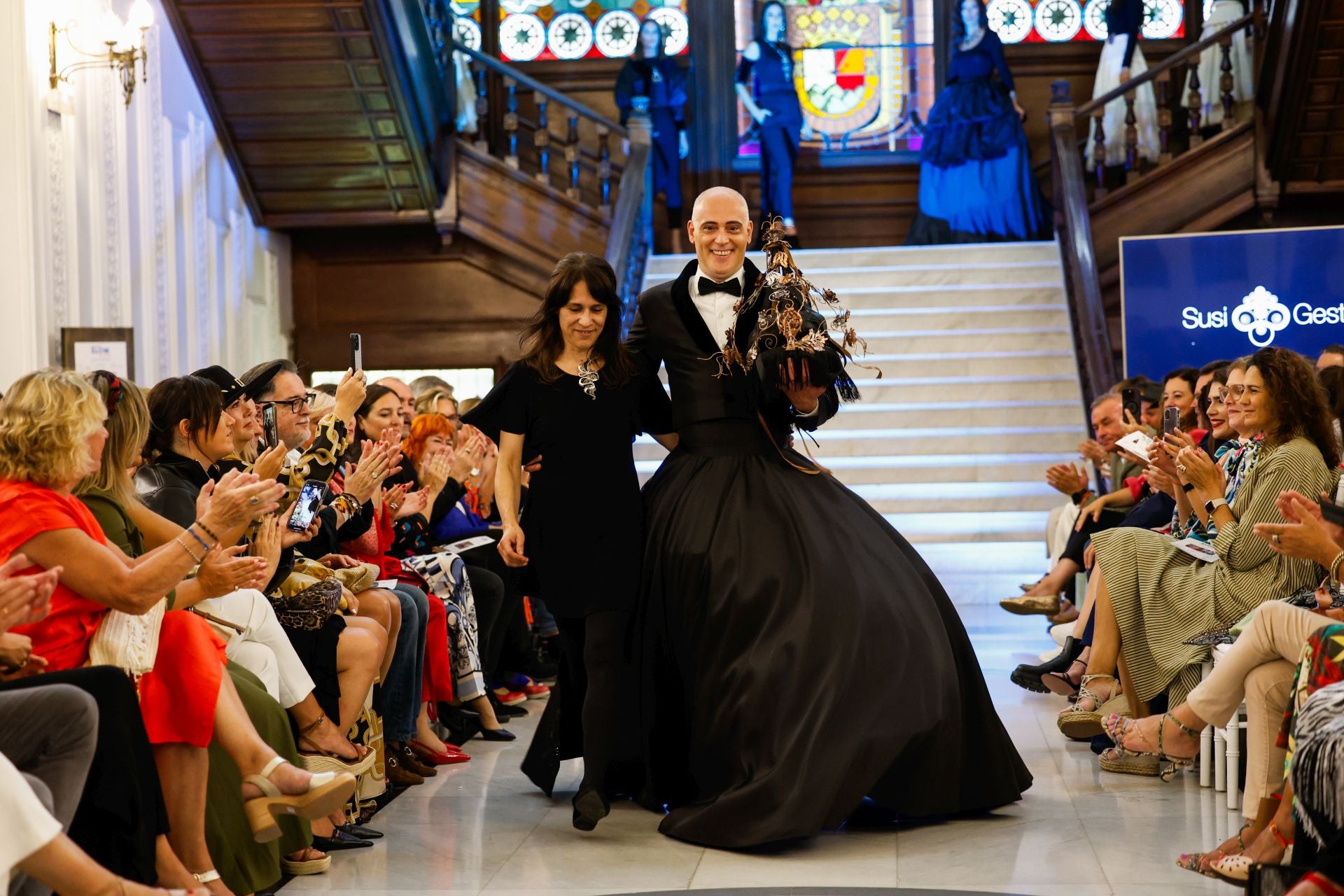 Susi Gesto salió a saludar tras su desfile junto a Fernando Saavedra, el artista compostelano que clausuró su desfile.