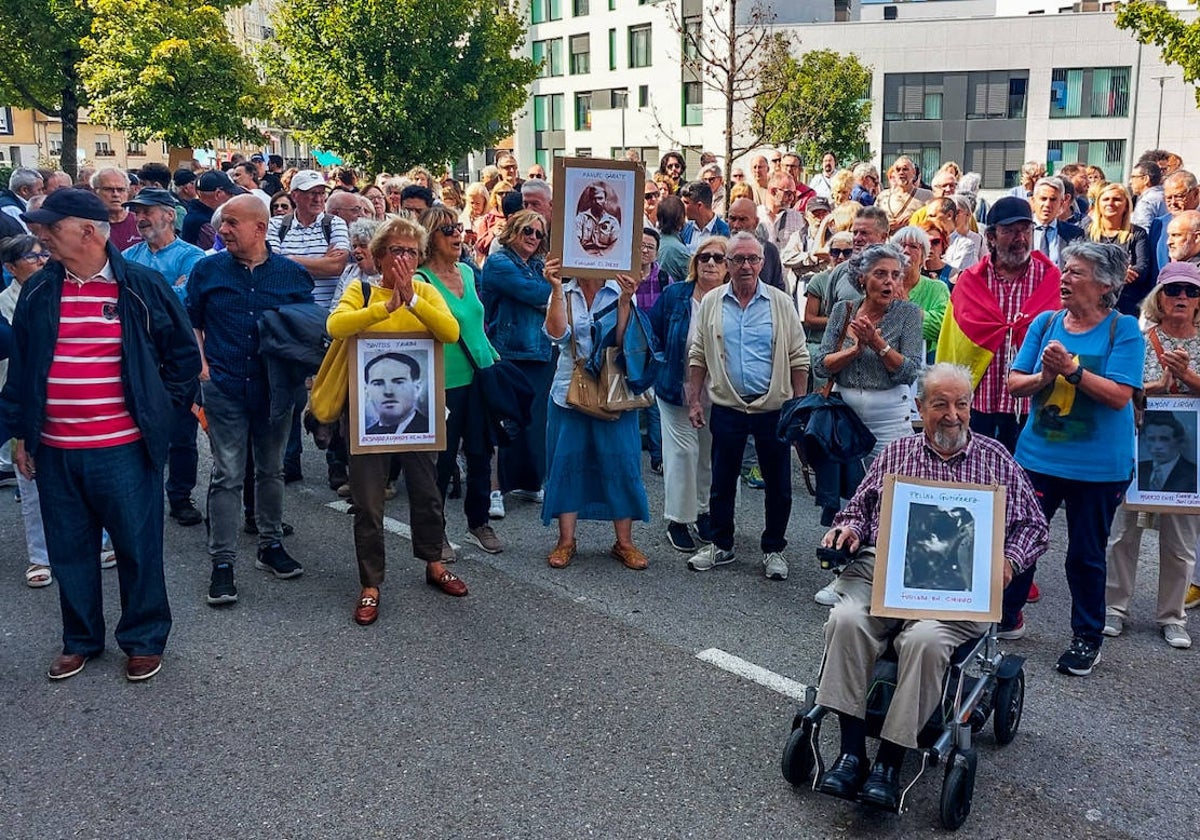 Los miembros de la Plataforma Memoria y Democracia acudieron al Parlamento para seguir presencialmente el devenir de una sesión plenaria en la que fueron testigos de «un acontecimiento muy triste para todos los demócratas». 200 personas se concentraron a la puerta del la Cámara al inicio de la sesión de la tarde