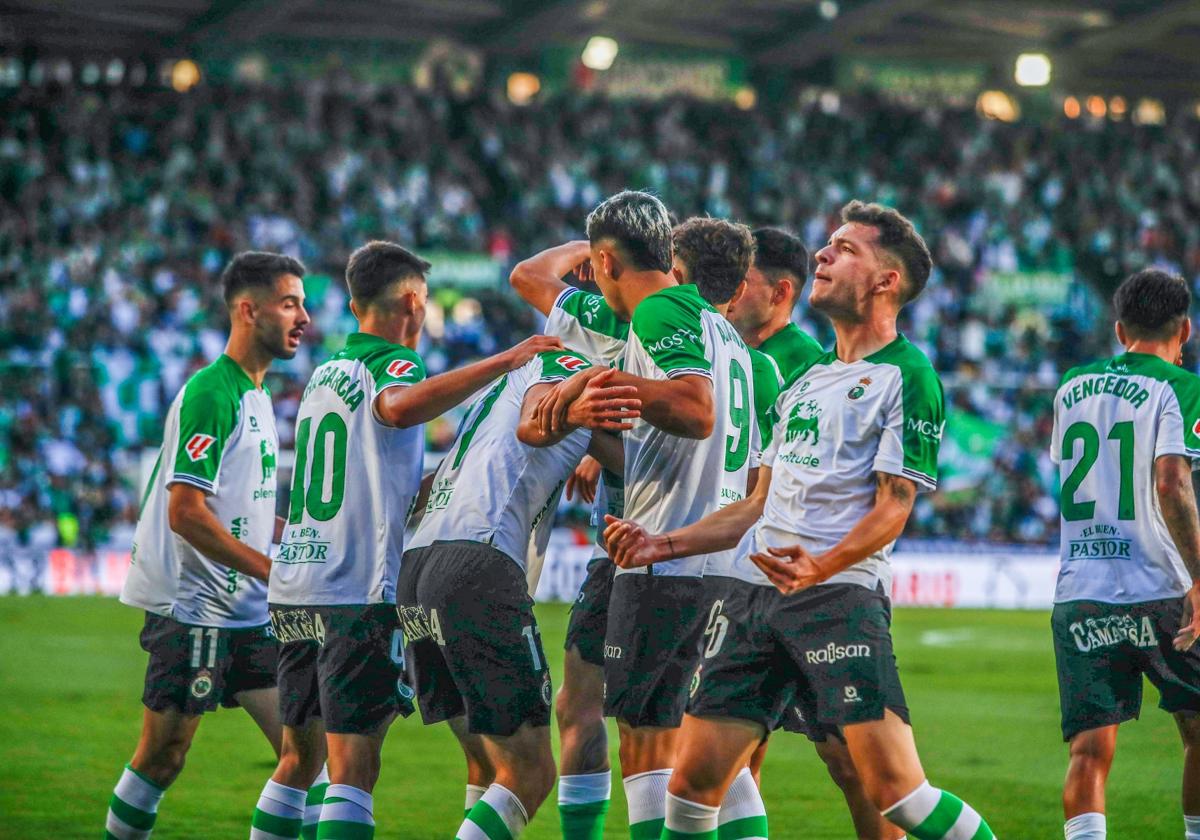 Íñigo Vicente celebra el gol con la grada ante el Sporting de Gijón, mientras sus compañeros se abrazan.