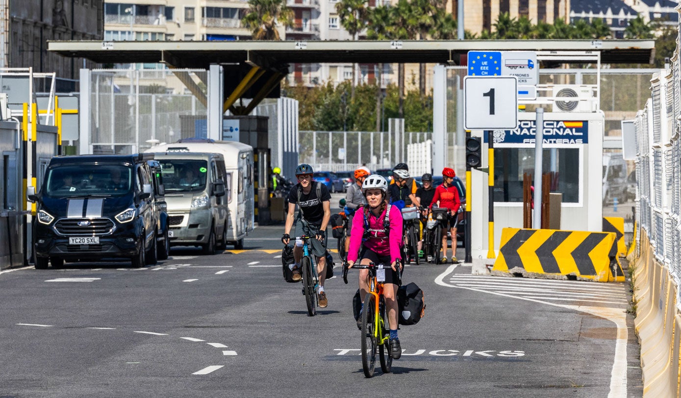 Los pasajeros del ferri llegadoeste lunes a Santander pasan el control fronterizo.