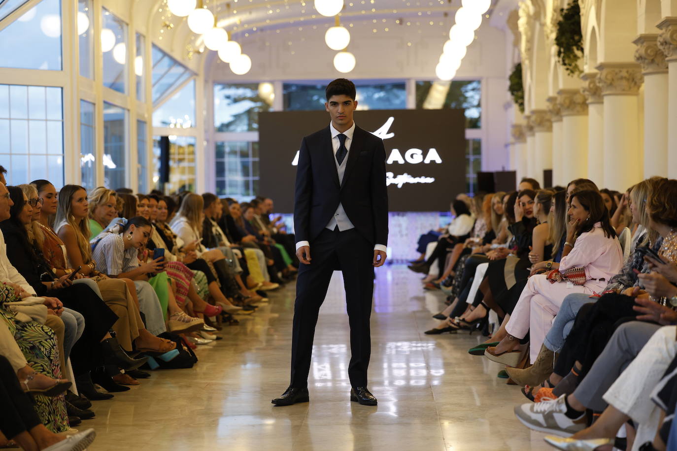 Jerson Gabarri con traje de ceremonia de la sastrería burgalesa Antonaga.