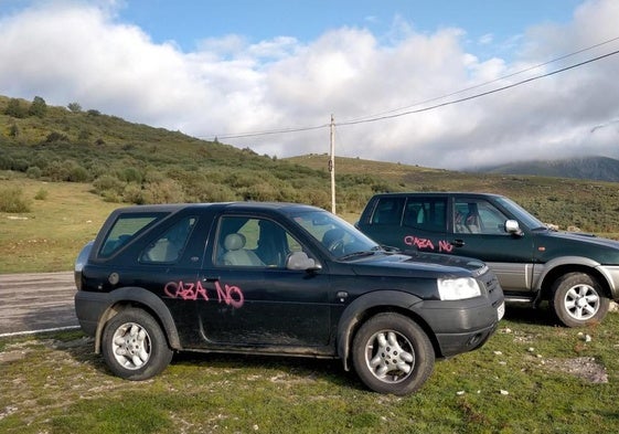 Los coches dañados, con las pintadas anticaza.