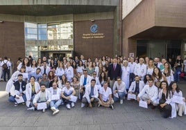 Una foto de familia, frente a las puertas del hospital Valdecilla, de todos los especialistas que terminan su etapa de formación.