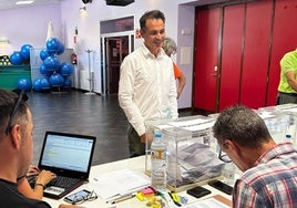 Juan Pérez, el lunes durante la votación en el Centro Cívico de Tanos.