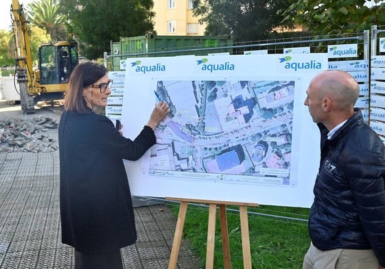 La alcaldesa, Gema Igual, detalla los trabajos de mejora del alcantarillado en la Avenida del Stadium, en El Sardinero.