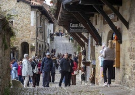 Turistas paseando por Santillana.