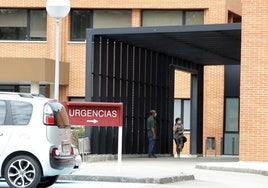 Indicación de la entrada al servicio de Urgencias del Hospital Sierrallana.