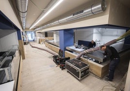 Interior del Mercado de Puertochico, con el suelo acabado en madera clara, también en los seis puestos.