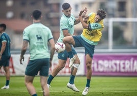 Javi Montero pugna con Pablo Rodríguez por la pelota en La Albericia.