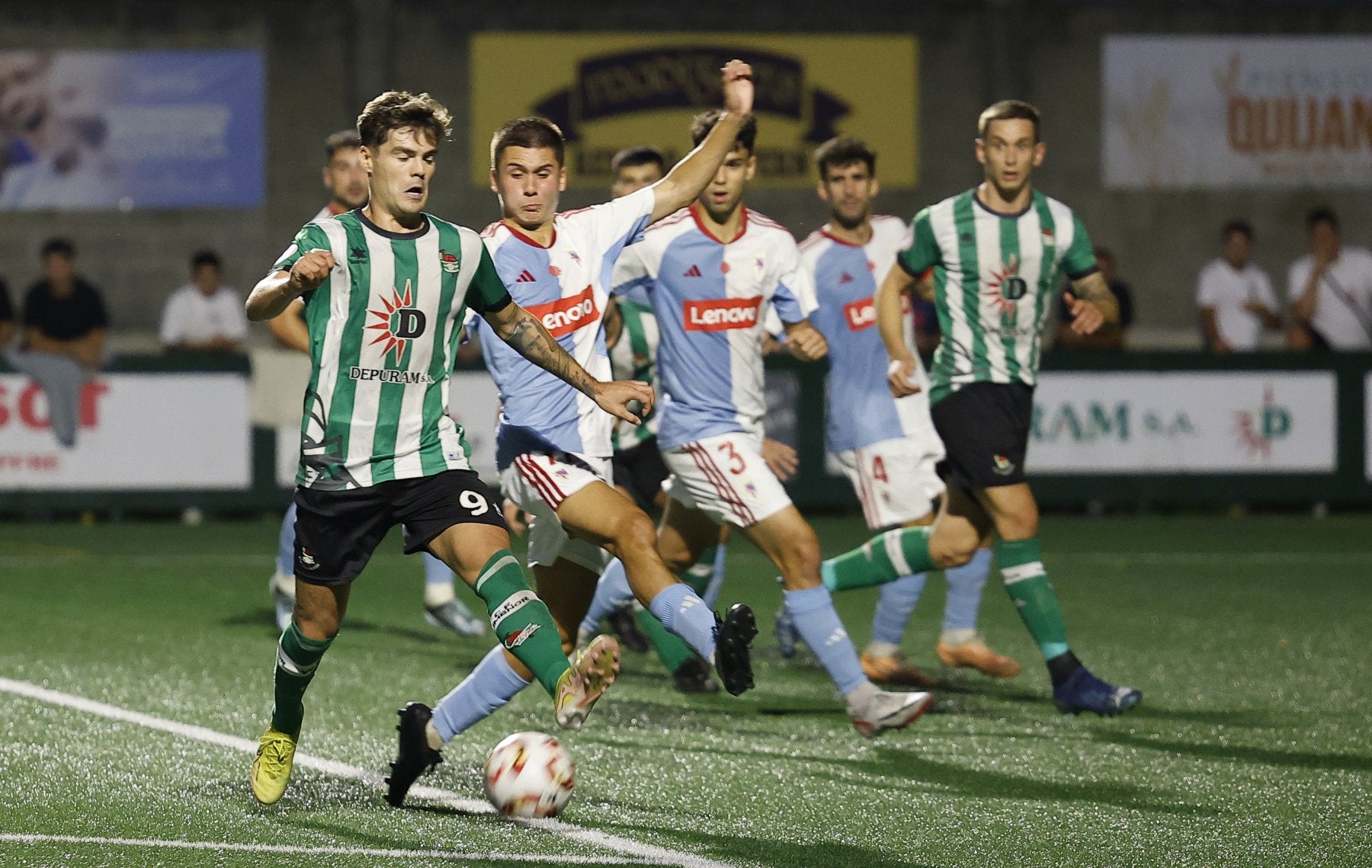 El Vimenor mereció más, pero el Compostela supo aprovechar su ocasión.