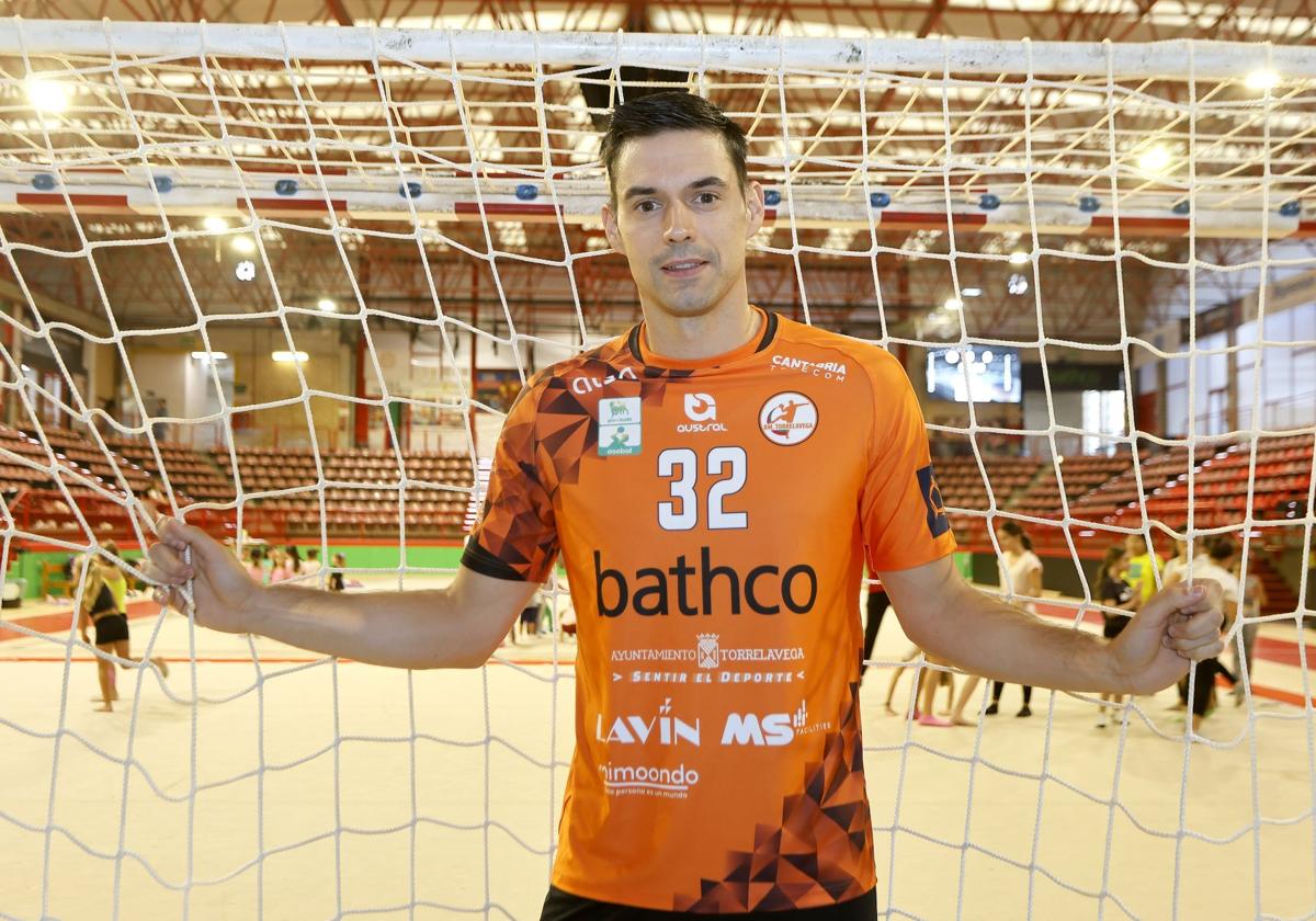 tÁngel Fernández posa en el Vicente Trueba antes de uno de los entrenamientos de esta semana.