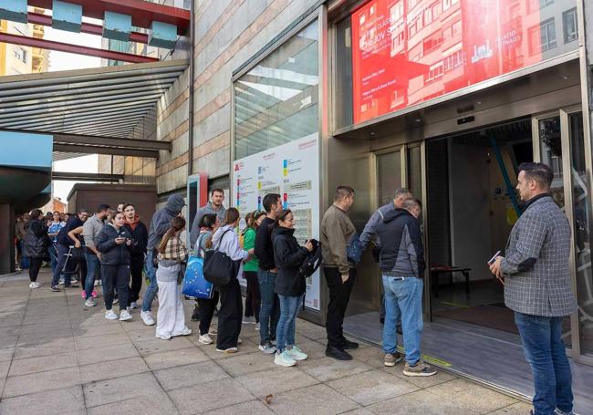 Raúl Alegría, promotor del show, observa el acceso a las taquillas