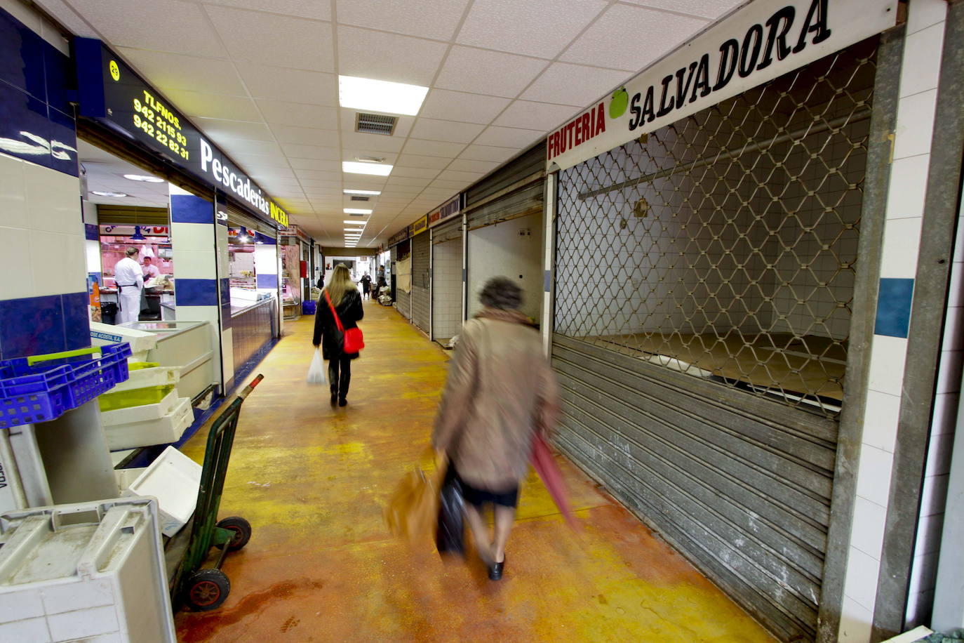 El cambio radical del nuevo mercado a cómo estaba antes de la reforma. El nuevo mercado se caracteriza por la gran cantidad de luz natural, lo opuesto a esta imagen de «mercado oculto».