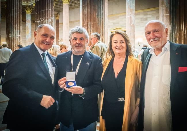 Antonio Aragón muestra la Medalla de la Paz Alfred Fried.