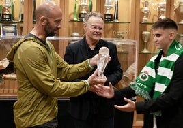 Mario García, a la derecha, recibe el premio de Gonzalo Colsa en presencia de Raúl G. Samperio.