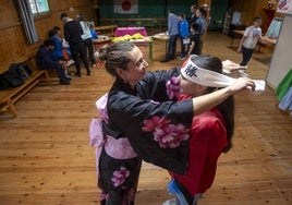 La docente Marta Casanova con una alumna, en el taller de Japón de la Feria de las Naciones que ha organizado el Centro Julio Lago-Bellavista.