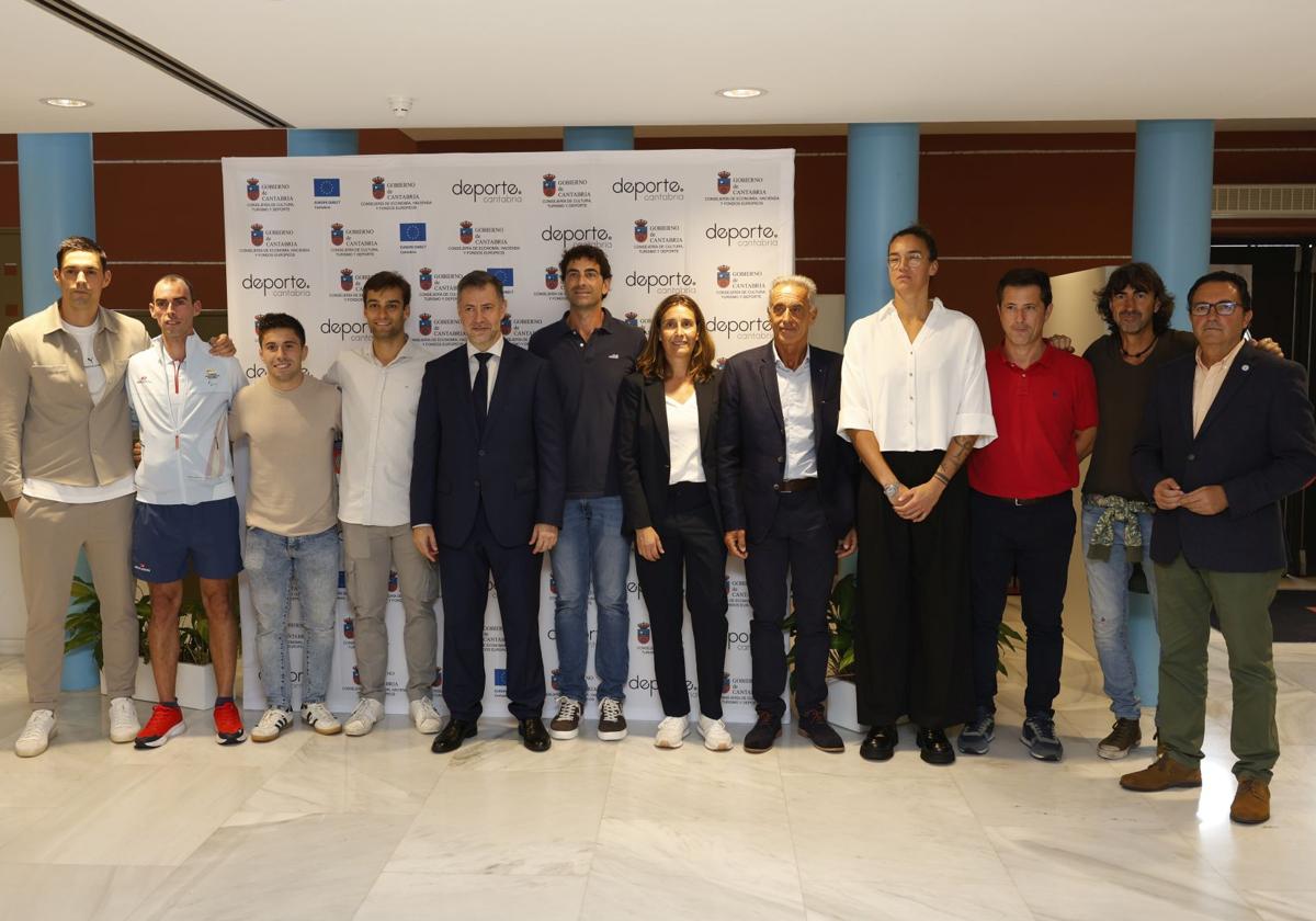 Los deportistas olímpicos posan junto a los organizores de la charla-coloquio que se celebró en el Palacio de Festivales