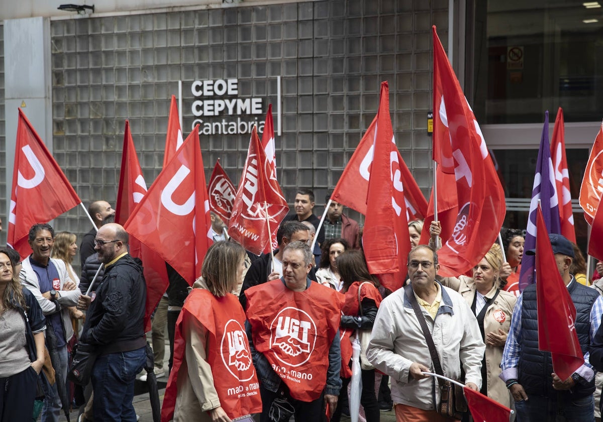 Manifestantes ante la sede de la CEOE-Cepyme Cantabria.