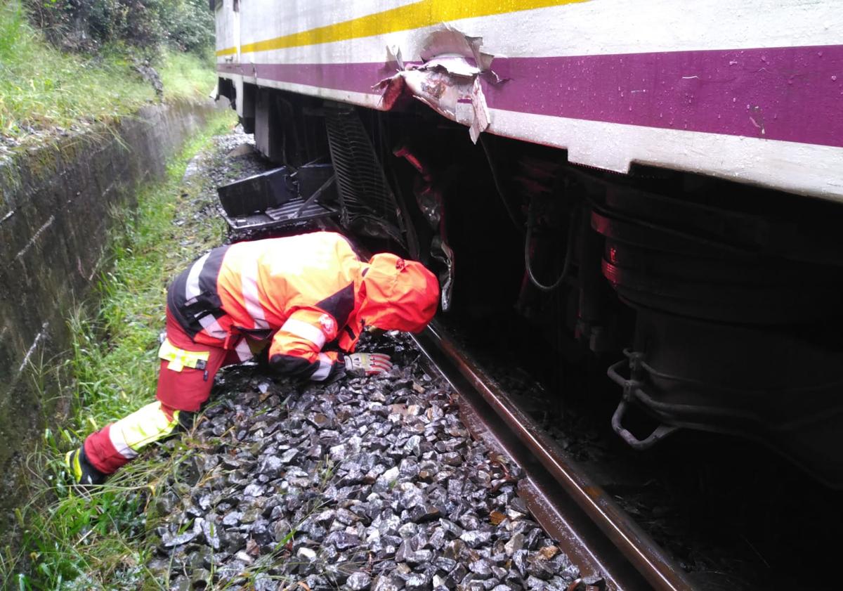 Imagen principal - Un tren de la línea Santander-Bilbao descarrila en Gibaja tras impactar con una roca en las vías