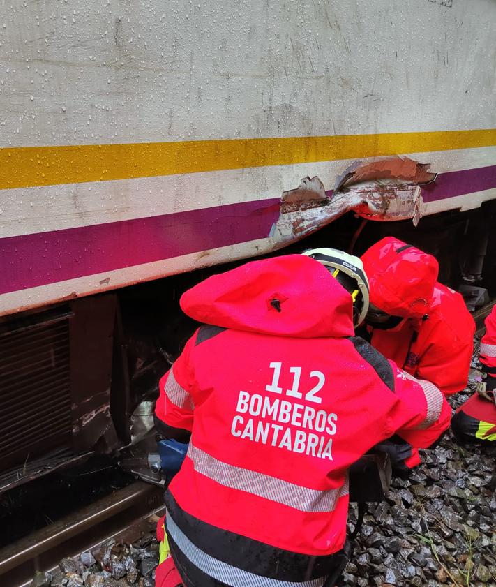 Imagen secundaria 2 - Un tren de la línea Santander-Bilbao descarrila en Gibaja tras impactar con una roca en las vías