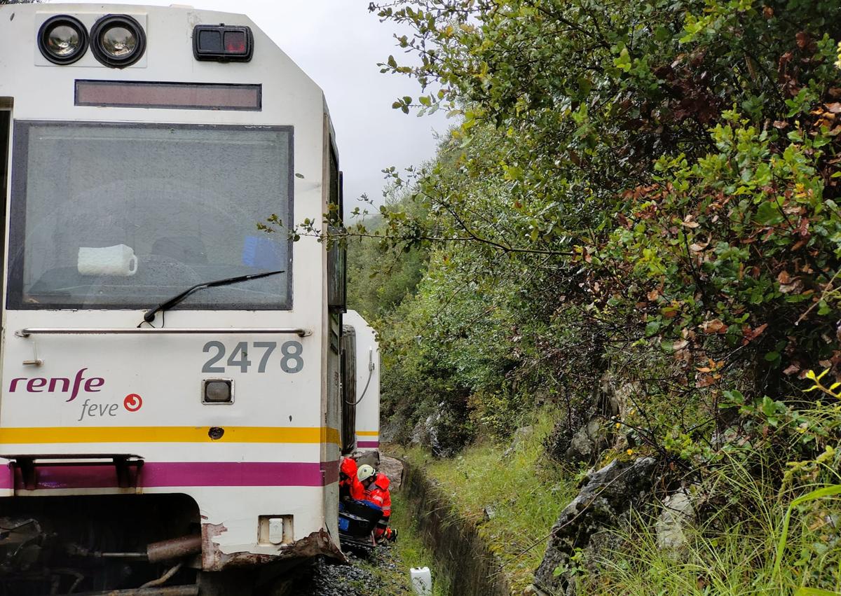 Imagen secundaria 1 - Un tren de la línea Santander-Bilbao descarrila en Gibaja tras impactar con una roca en las vías