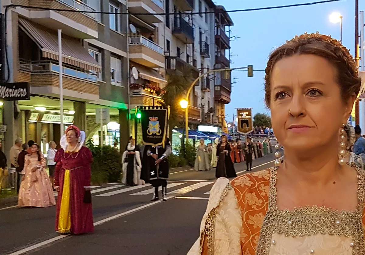 Los participantes en la recreación lucen espectaculares trajes de época.