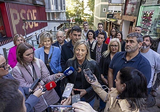 Susana Herrán, en la sede del PSOE, acompañada de militantes y líderes locales del PSOE de Cantabria.