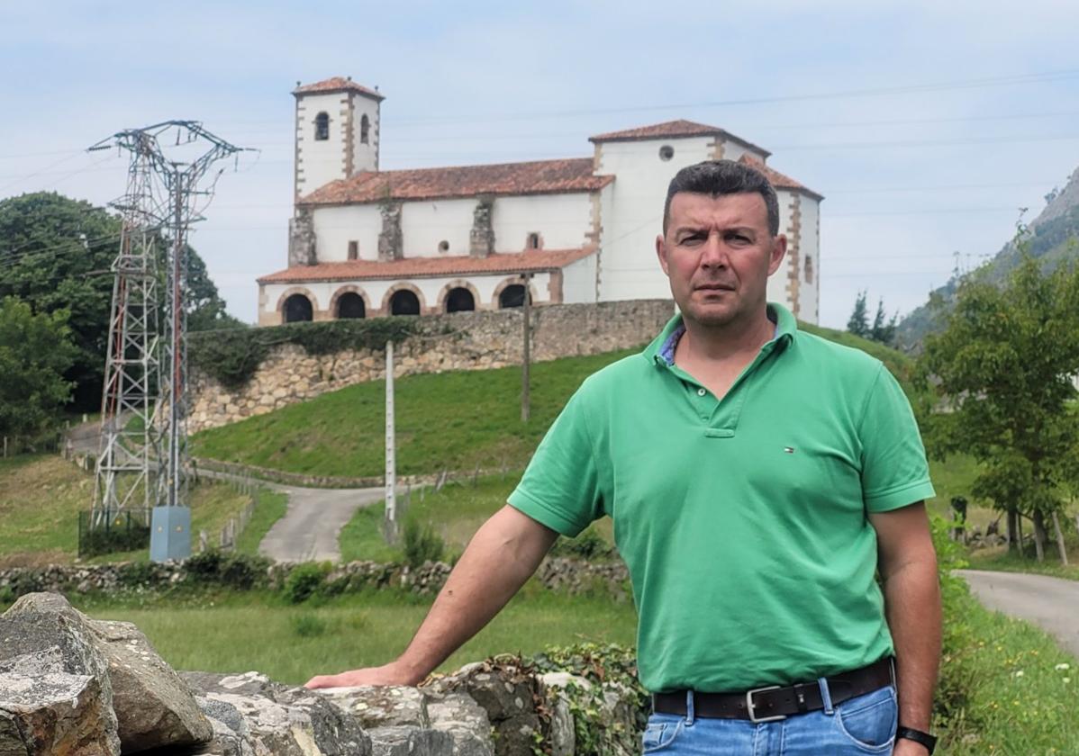 Marcos Agüeros, con la iglesia de Sobrelapeña al fondo.