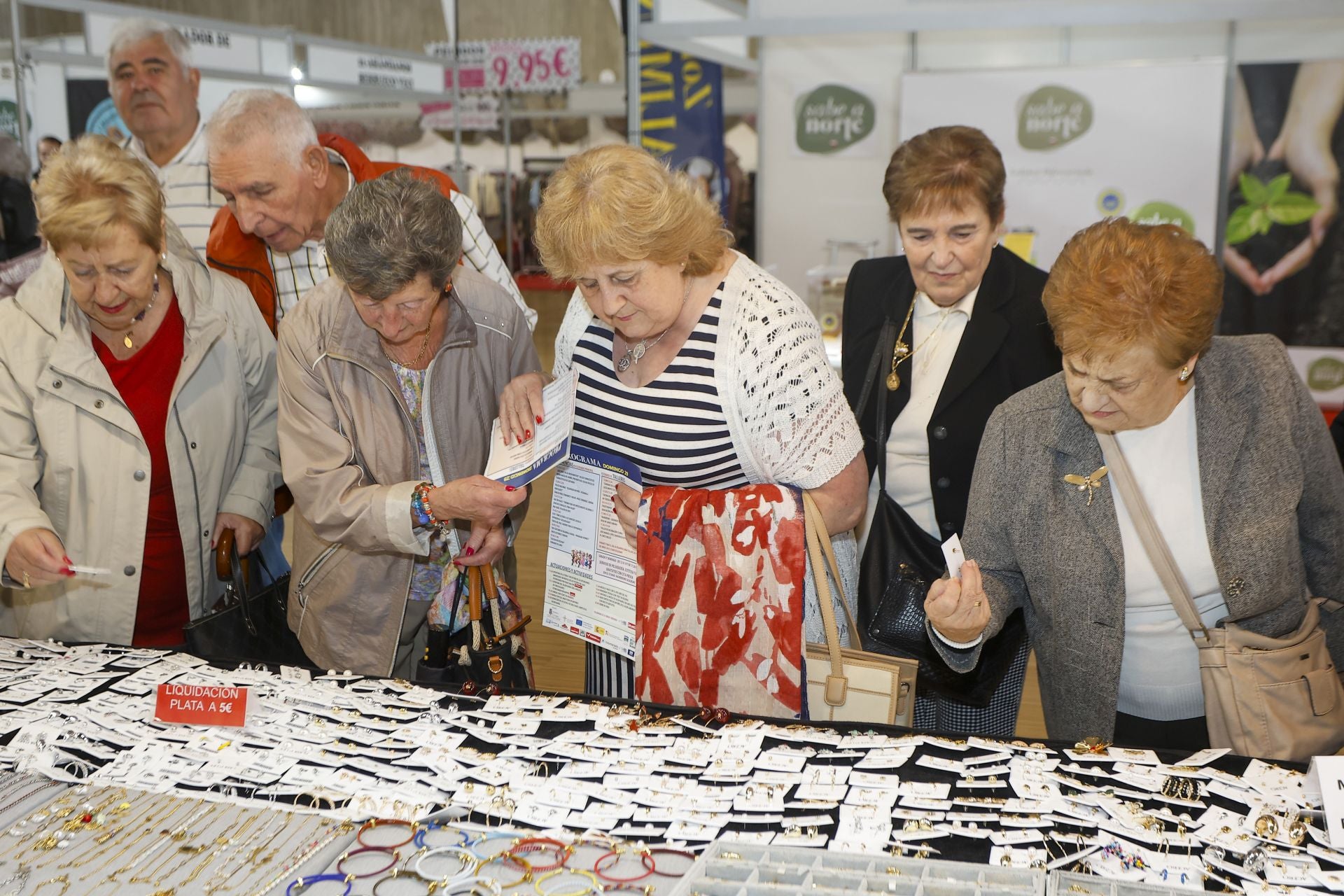 Los artículos de joyería han triunfado entre el público femenino.