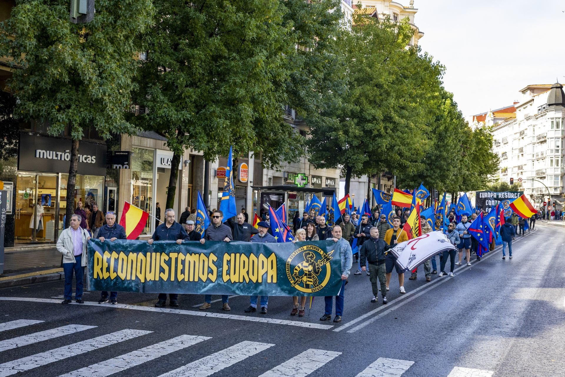 Cerca de dos centenares de personas participaron en la manifestación de la Asociación Cultural Alfonso I.