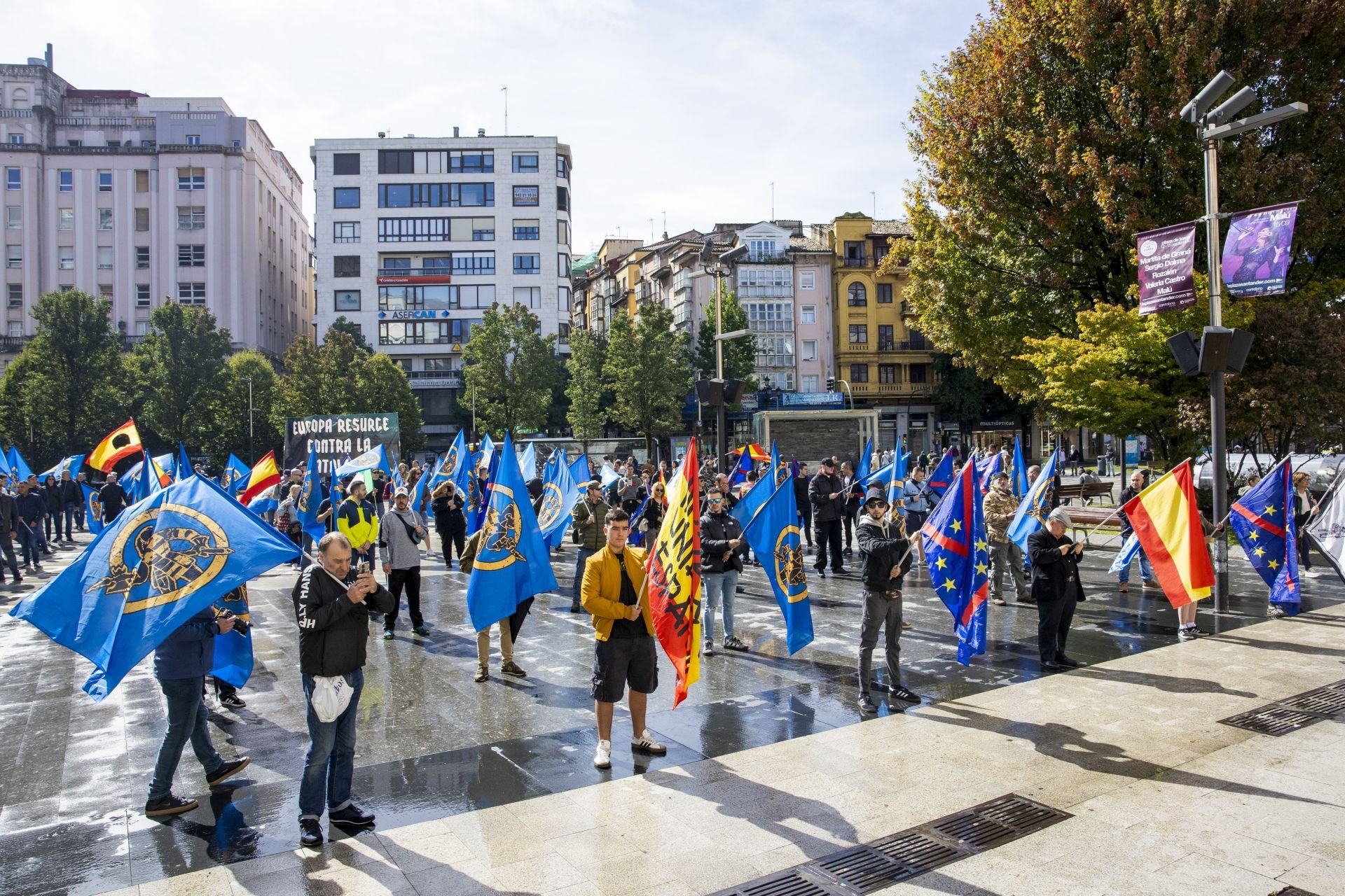 Los manifestantes hacen ondear sus banderas frente al ayuntamiento.