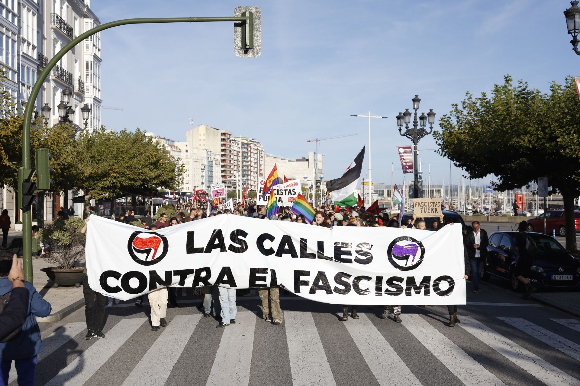 Medio millar de personas marchó tras la consigna 'Las calles contra el fascismo'.