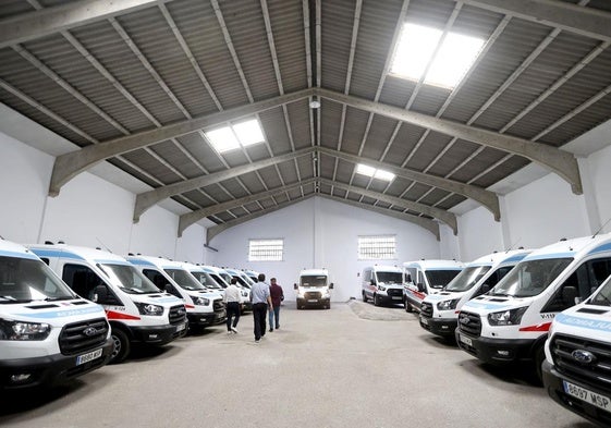 Parte de la nueva flota de ambulancias que la empresa valenciana Diavida desplegará en Cantabria a partir del martes.