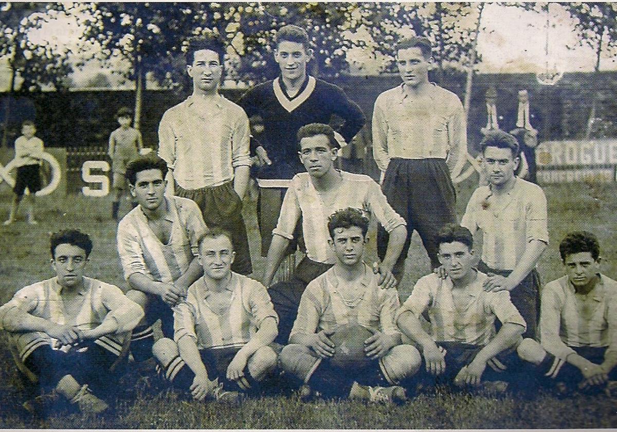 De izquierda a derecha, sentado en segundo lugar, Gómez de Lecube posa con el equipo de la Gimnástica de 1925 en las fiestas de la Patrona.