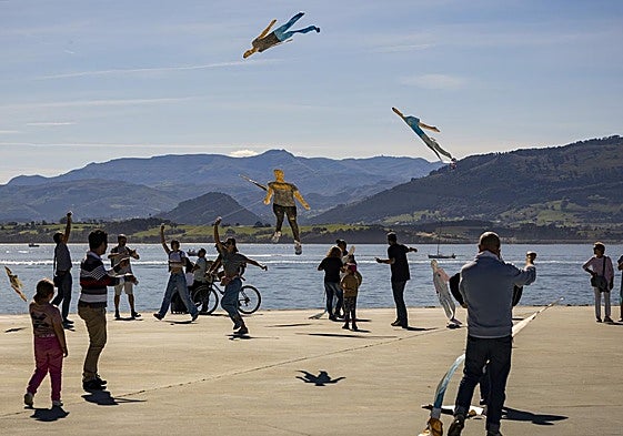 Las cometas se convertirán en una instalación en la muestra de Shimabuku en el Centro Botín desde el sábado.